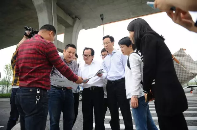 综述|报社总编为什么也要跑一线