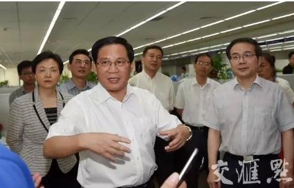 新华报业记者使用无人机航拍“省委书记来了”