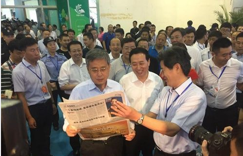 郭树清参观文博会大众报业展区 亲身体验VR展馆