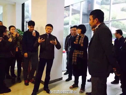 马云现身湖南广电集团参观 汪涵在旁陪同谈笑风生