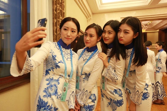 互联网大会礼仪穿青花瓷旗袍亮相(图)