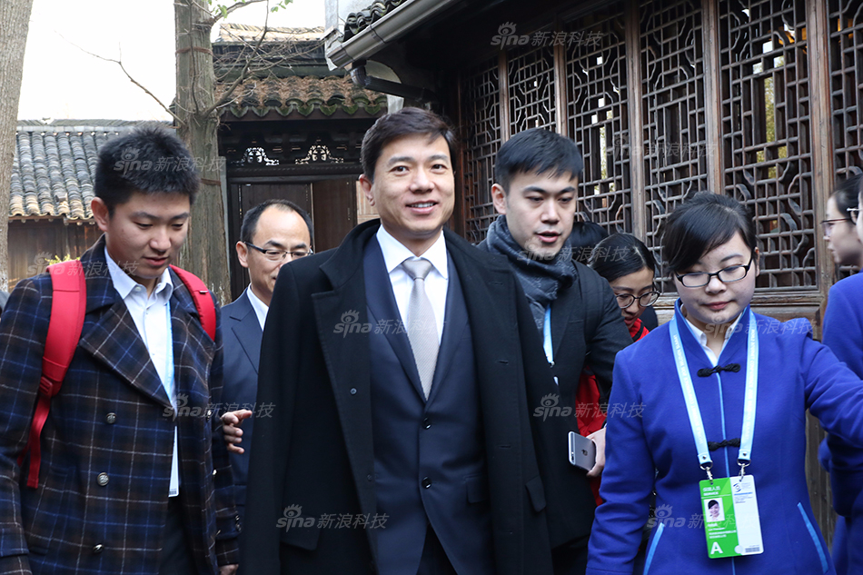 组图：直击大佬们意气风发进入会场