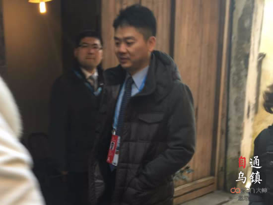 现场花絮：京东CEO刘强东从会场外走过