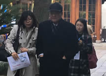 现场花絮：凤凰卫视董事局主席刘长乐走出会场