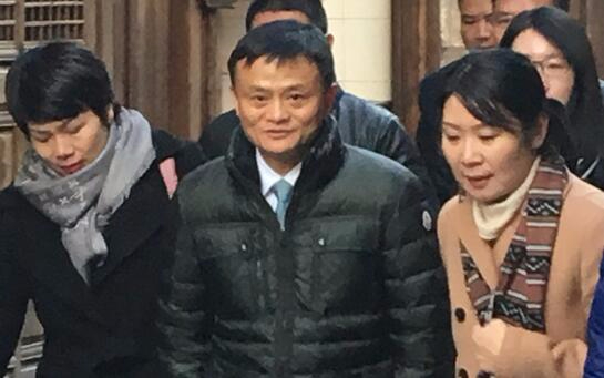 观媒邂逅马云：首富迎面走来看镜头