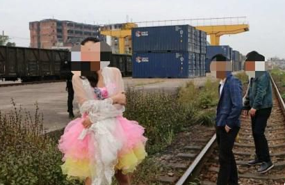 “铁轨上拍婚纱照逼停火车“被指“新闻穿越”