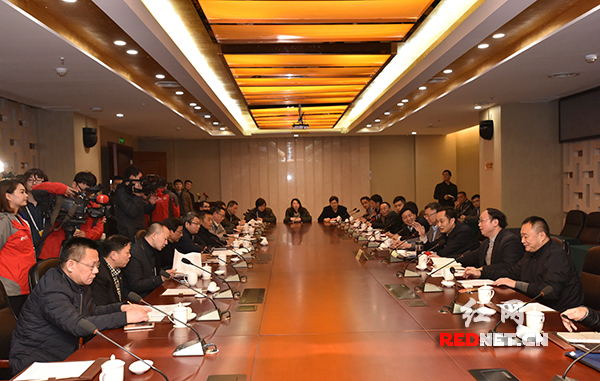 张文雄寄语两会记者：以爬山虎精神 讲有温度故事