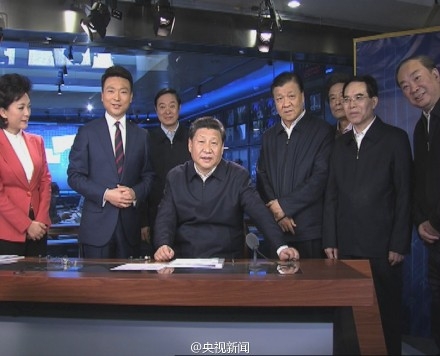 习近平走进《新闻联播》演播室 坐主播台体验播报