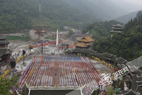 总编观蚩尤祭祀大典赞不绝 劈涛斩浪秀乌江