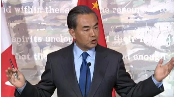 加拿大记者借“人权”发难 中国外交部长怒斥