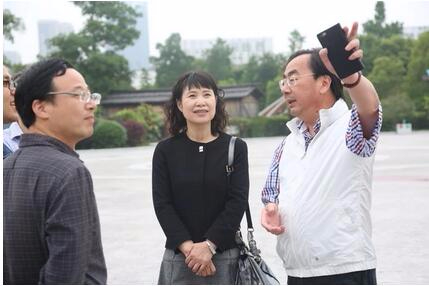 都市快报社长总编深入基层采访各地一把手