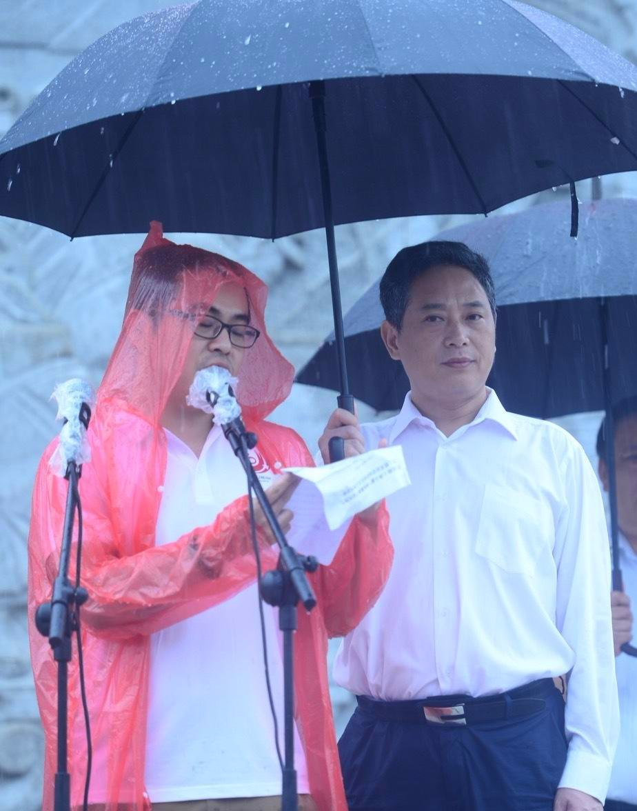 采访活动遇大雨 江西省委宣传部部长为记者撑伞