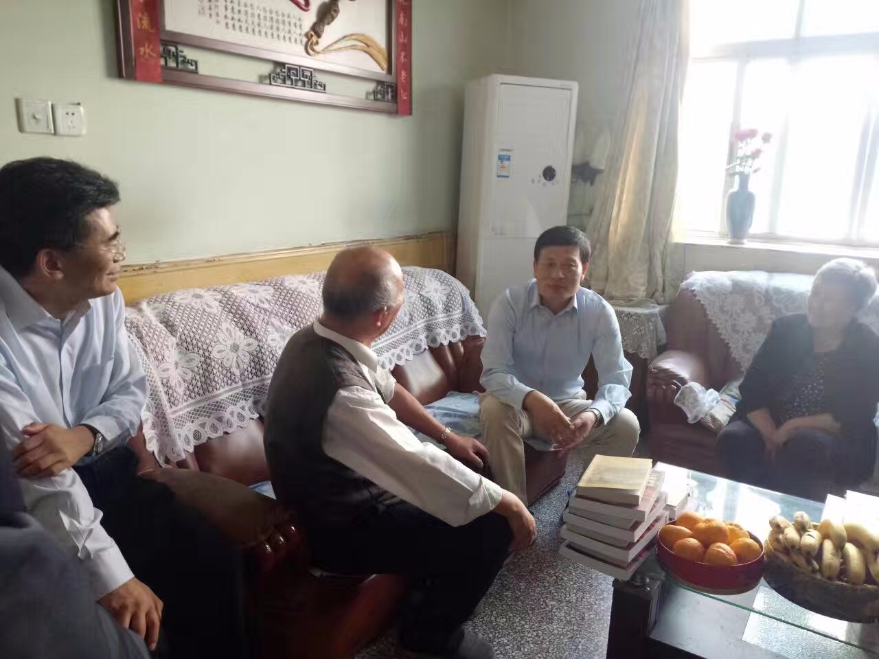 河南省委书记谢伏瞻看望商丘日报老社长李广瑞