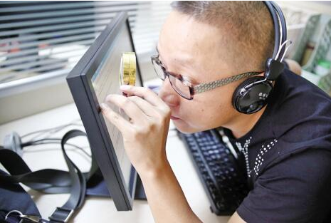 怀揣一级盲残证的记者马骋 黄河岸边的“新闻奇人”