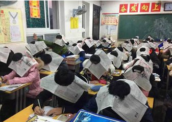 东方网：对“戴报纸考试”不必上纲上线