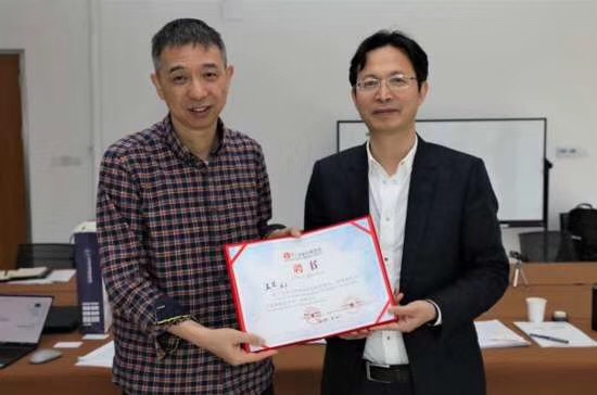 阿里巴巴王坚受聘新华报业品牌赋能计划和交汇点云媒技术导师