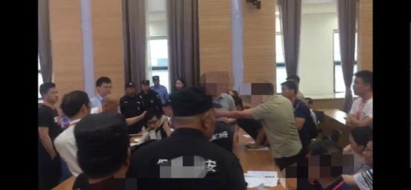 《新京报》记者在上市公司股东会现场被围攻