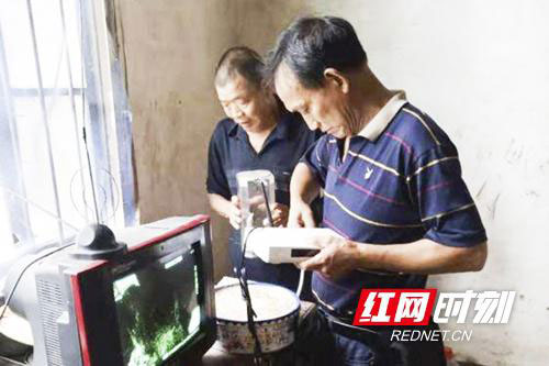 湖南省衡东县融媒体中心为贫困户安装卫星接收设备