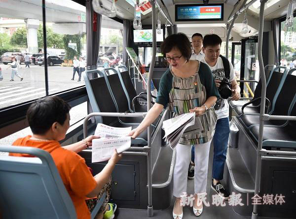 上海49路公交车每天赠阅200份《新民晚报》
