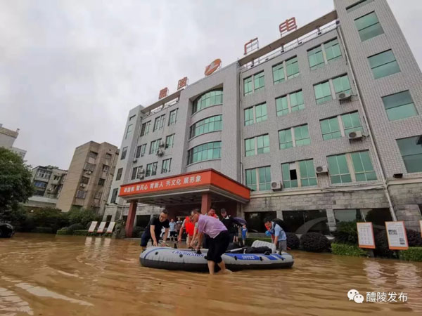 湖南醴陵市融媒体中心大水封门 新闻工作者坚守一线